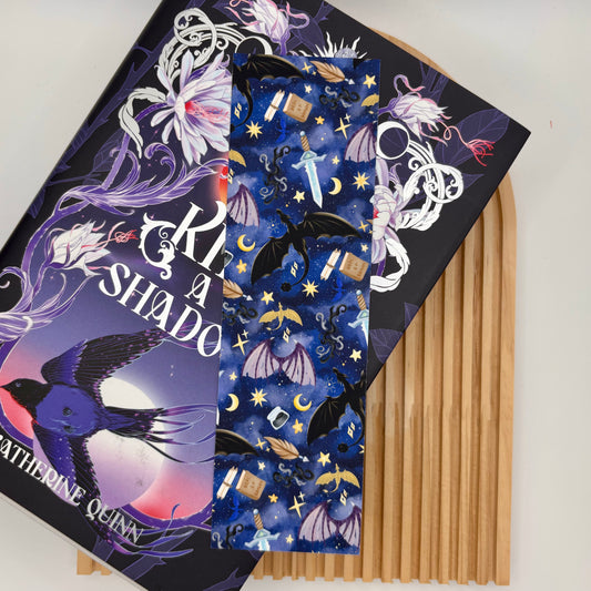 Boekenlegger – Draconic Daydream | Fantasy Pattern op Blauwe Achtergrond