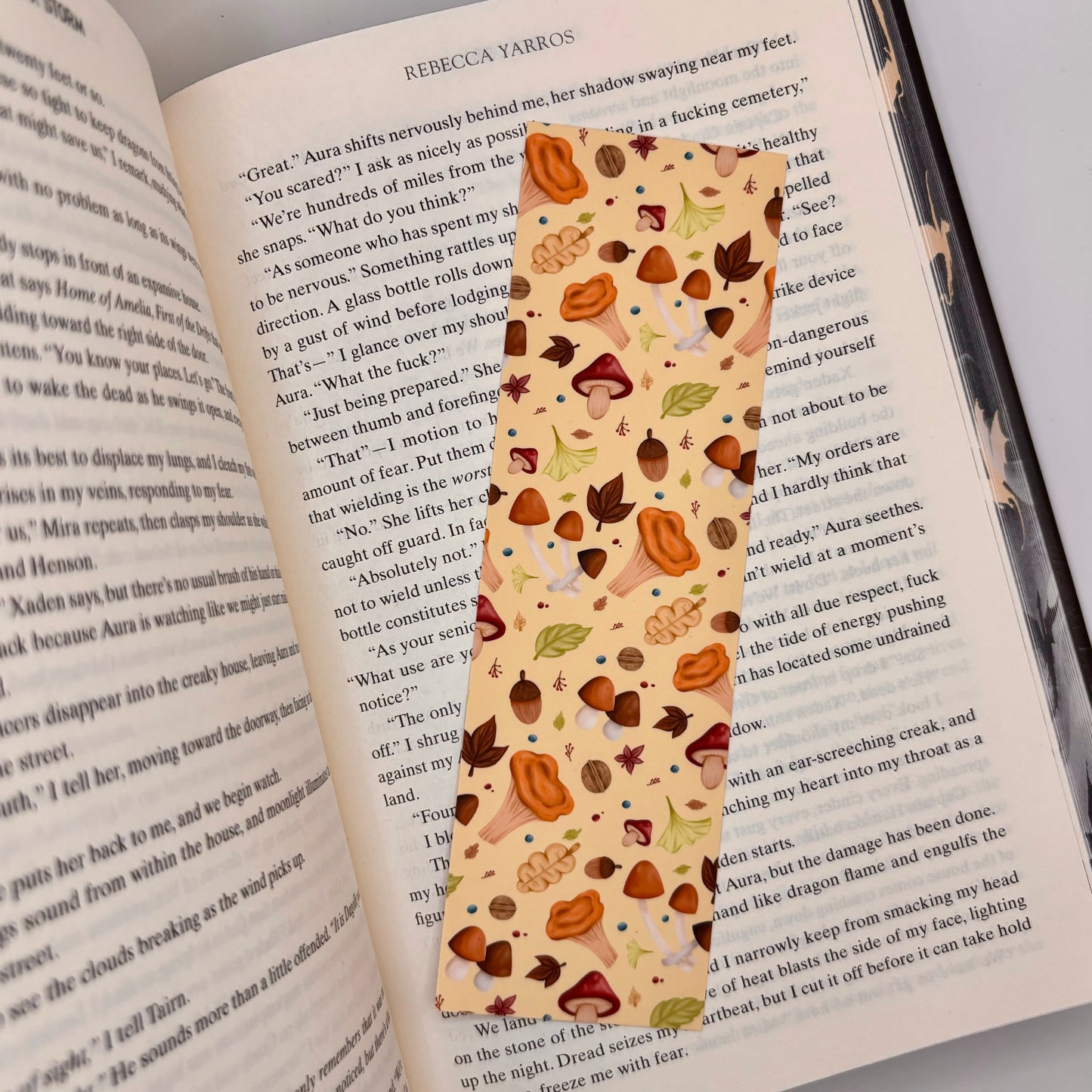 Boekenlegger – Autumn Forest | Herfstpatroon met Paddenstoelen & Blaadjes