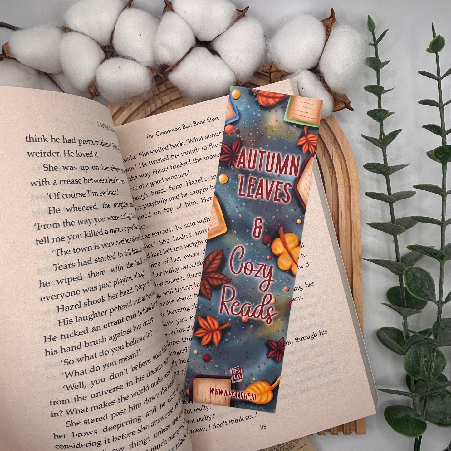 Achterzijde boekenlegger autumn leaves en cozy reads met bladeren en boeken herfstachtige boekenlegger