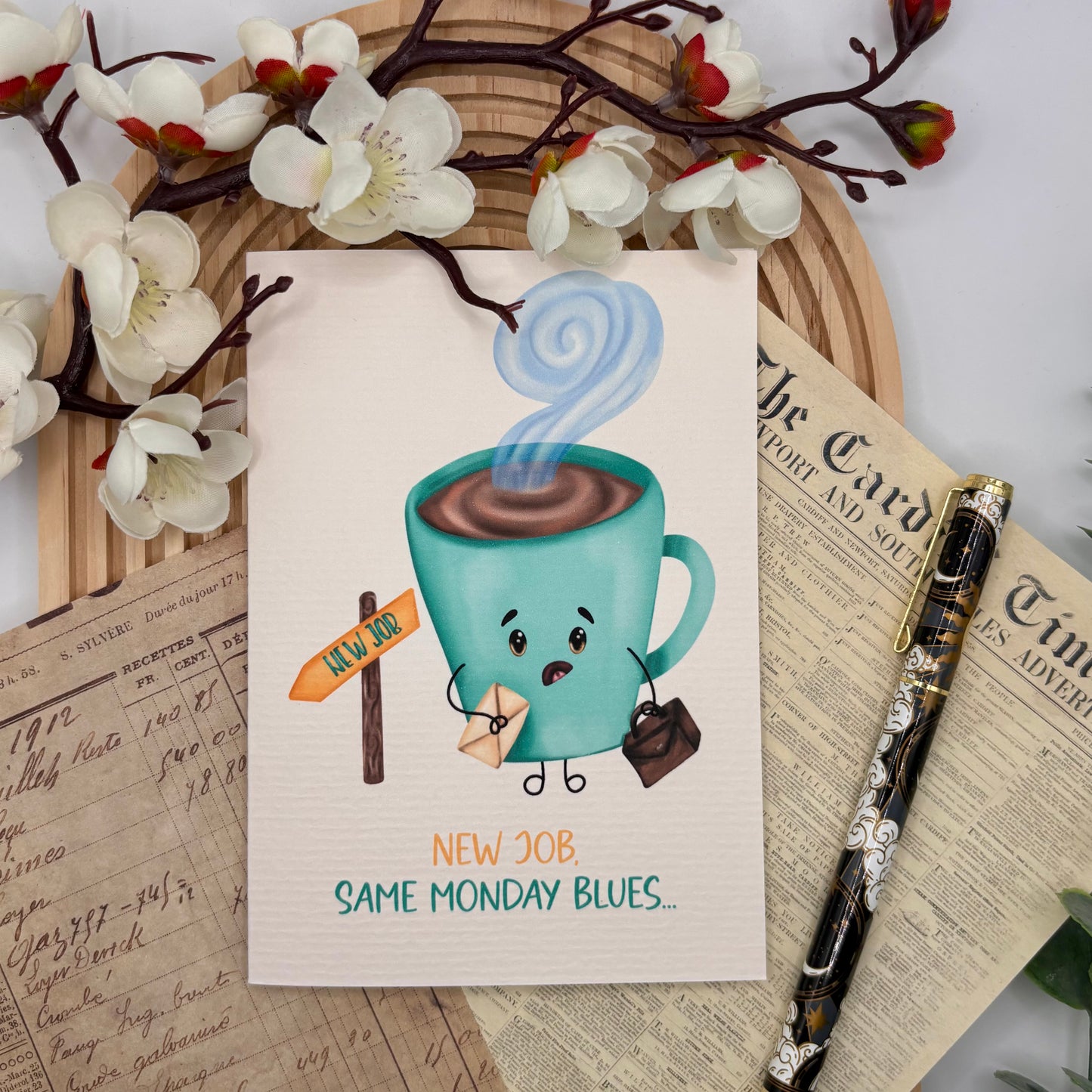 Wenskaart – New Job, Same Monday Blues | Kawaii Koffiebeker met Aktetas