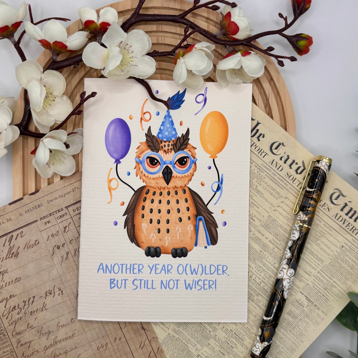Wenskaart – Another Year Owlder | Kawaii Uil met Ballonnen & Boek