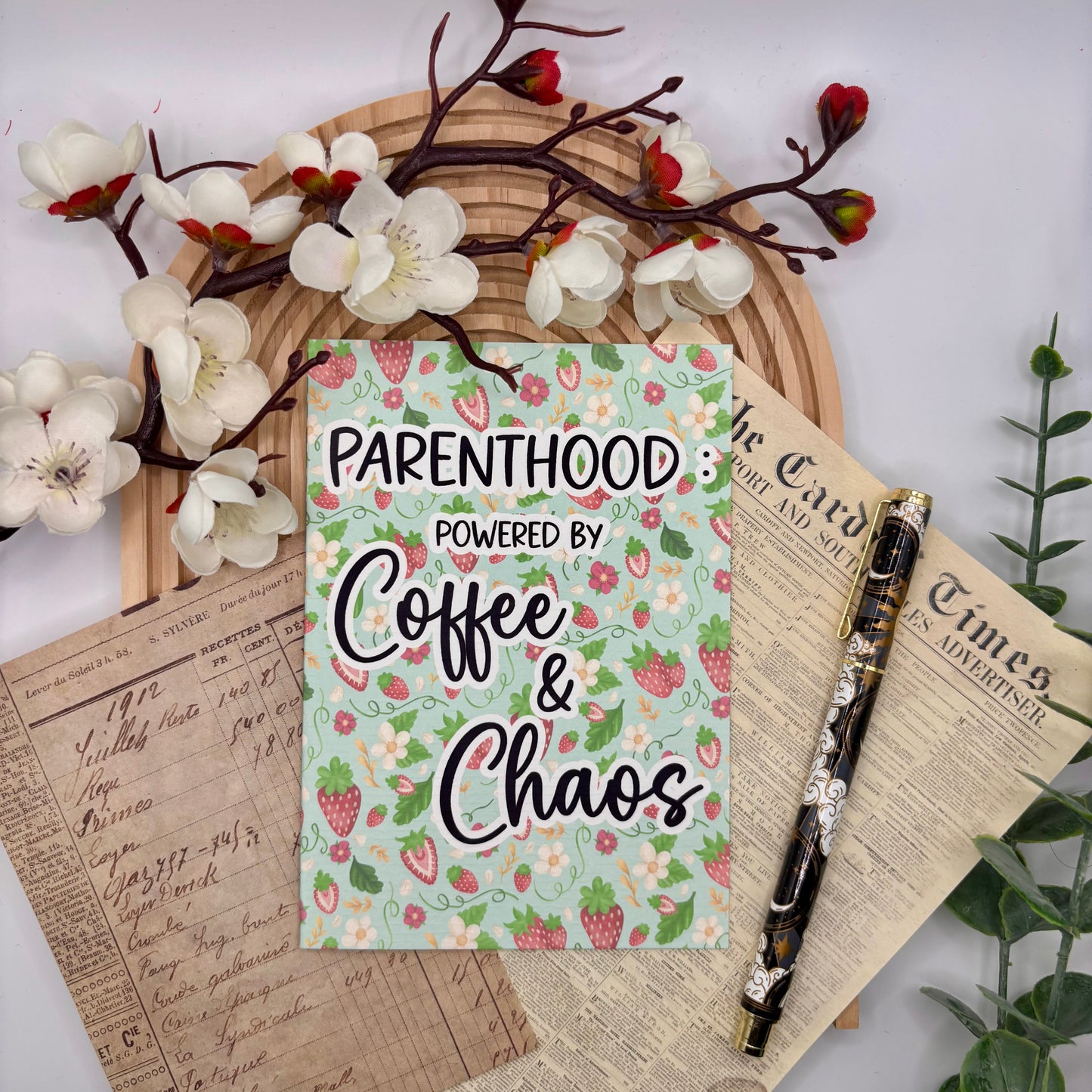 Wenskaart – Parenthood: Powered by Coffee & Chaos | Aardbeien Quote Kaart