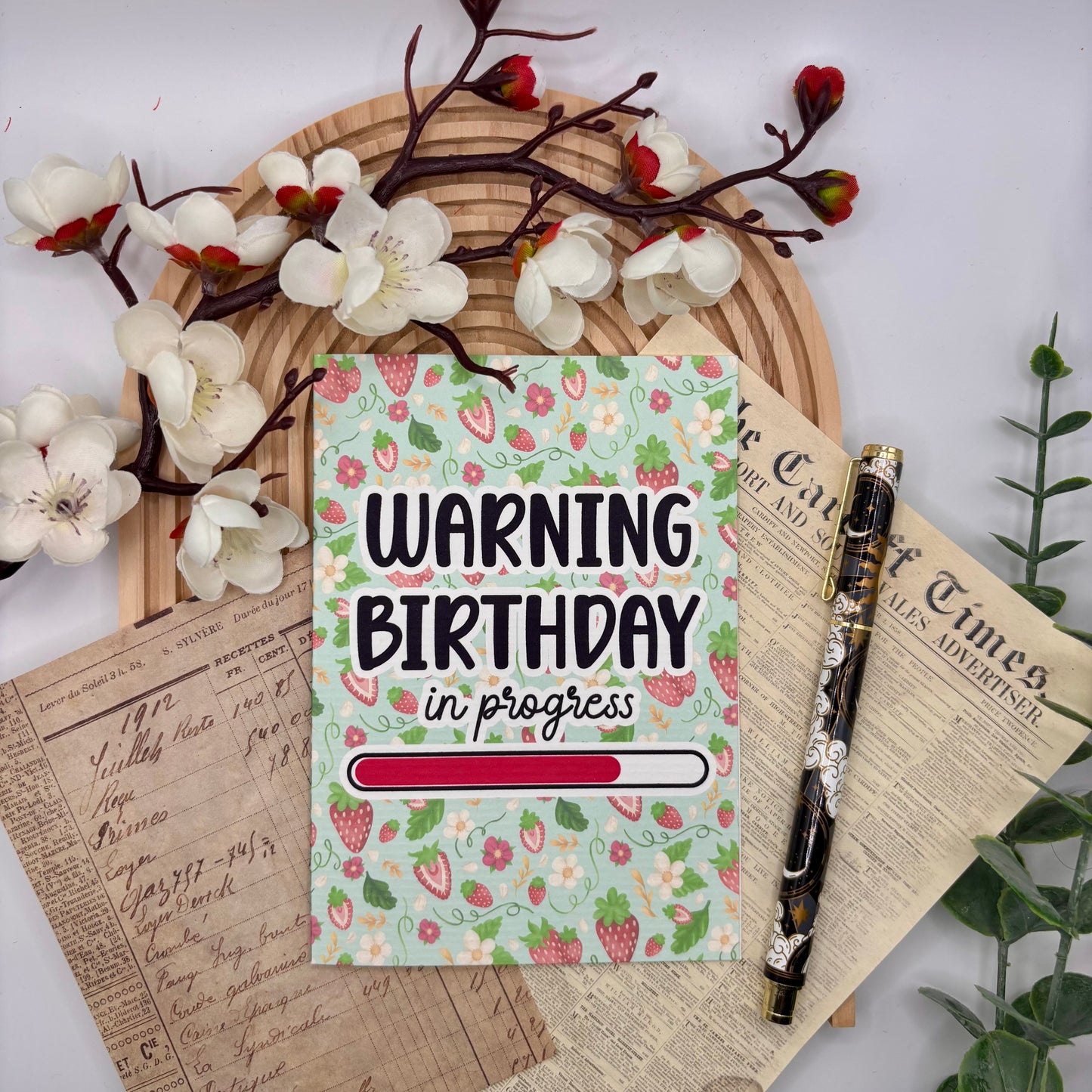 Wenskaart – Warning: Birthday in Progress | Aardbeien Quote Kaart met Laadbalk