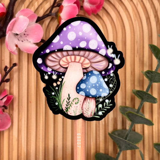Close-up van fantasy sticker met paddenstoelen, fireflies en planten.