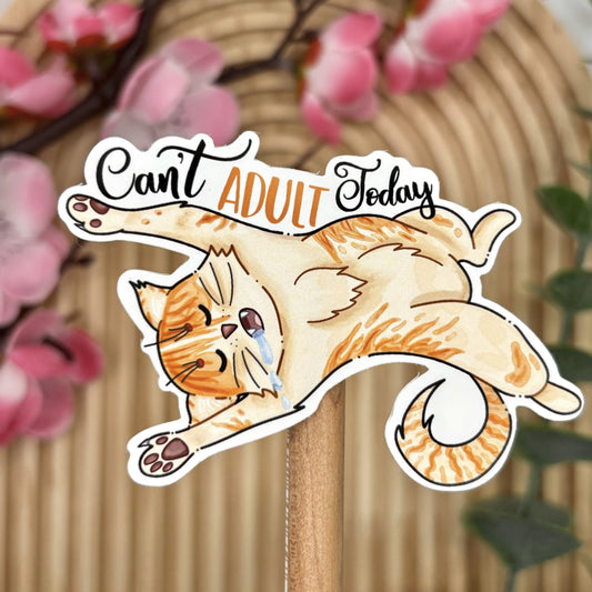 Close-up van oranje kat sticker met grappige quote.