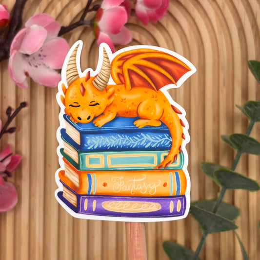 Close-up van fantasy sticker met draak op boeken.