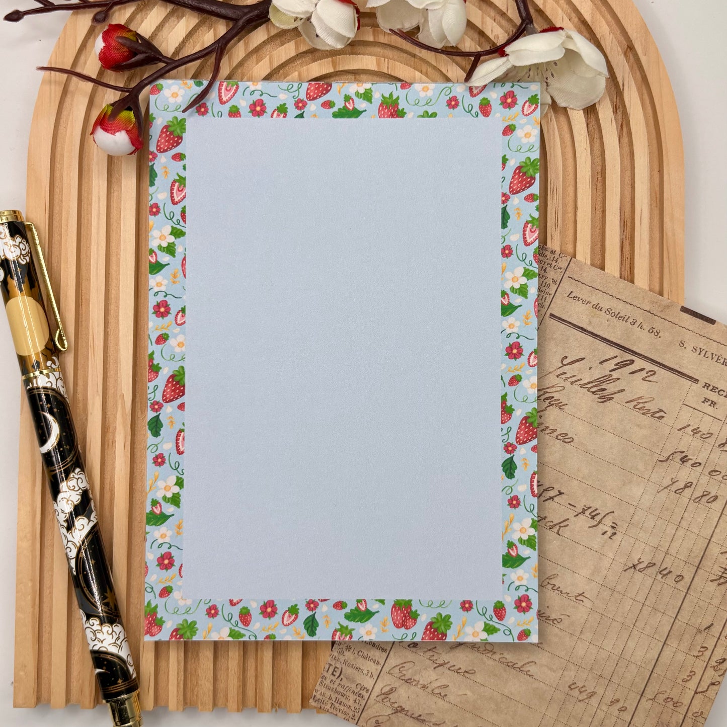 Notitieblok met aardbeien, bloemetjes en blaadjes – Strawberry Fields design.