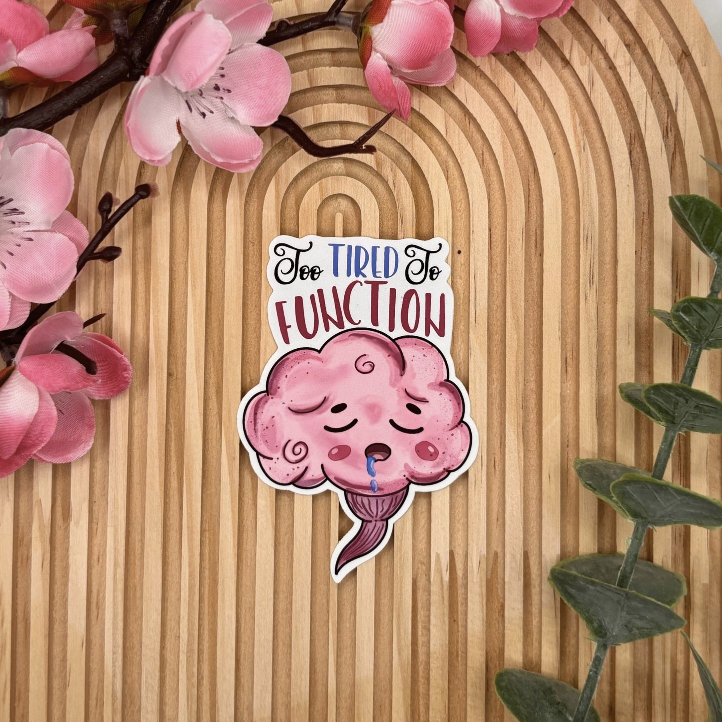 Die-cut sticker van slapend brein met de quote Too Tired to Function.