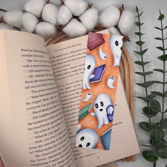 I’m Just Here for the Booooks boekenlegger met boeken en spookjes – voorkant