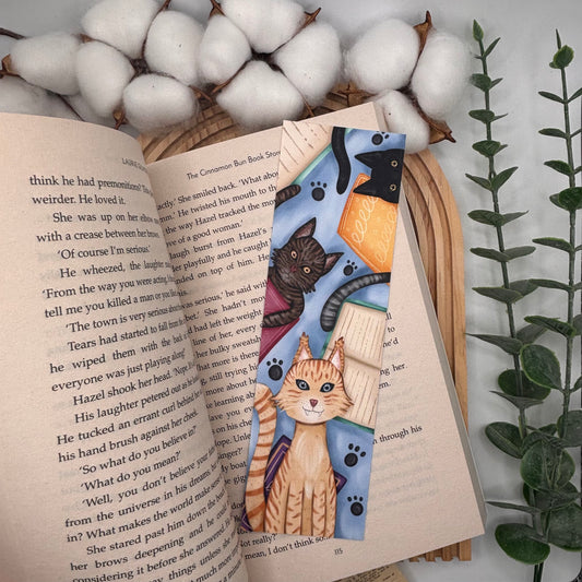 Life is Better with Cats and Books boekenlegger met katten, boeken en pootafdrukken – voorkant
