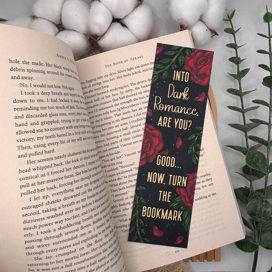 voorzijde boekenlegger dark romance quote met rozen en bladeren in een donker tintje