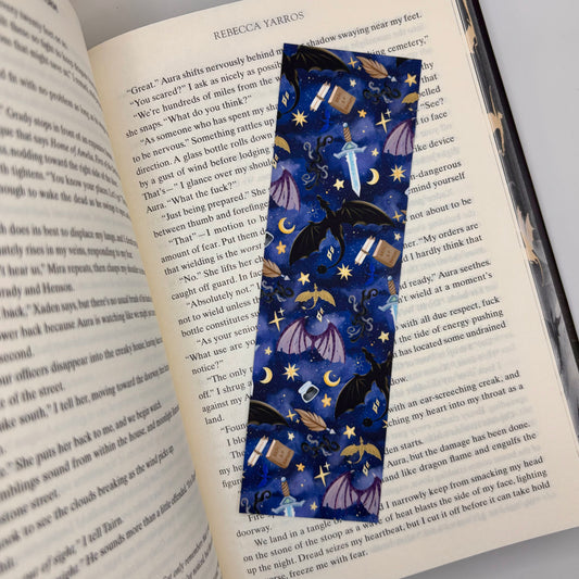 Boekenlegger – Draconic Daydream | Fantasy Pattern op Blauwe Achtergrond