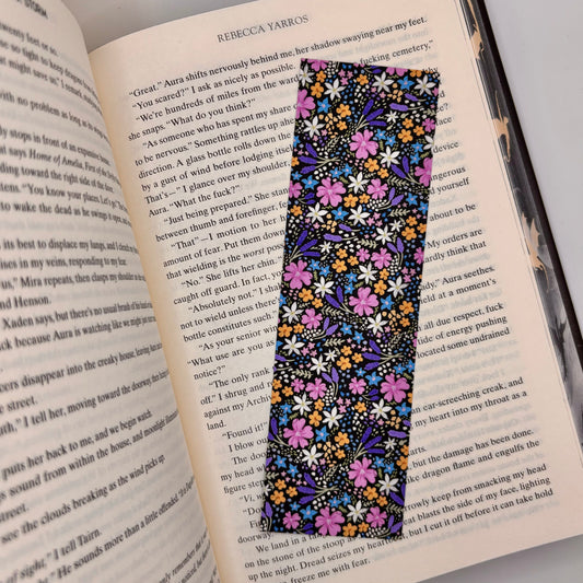 Boekenlegger – Midnight Bloom | Bloemen op Zwarte Achtergrond