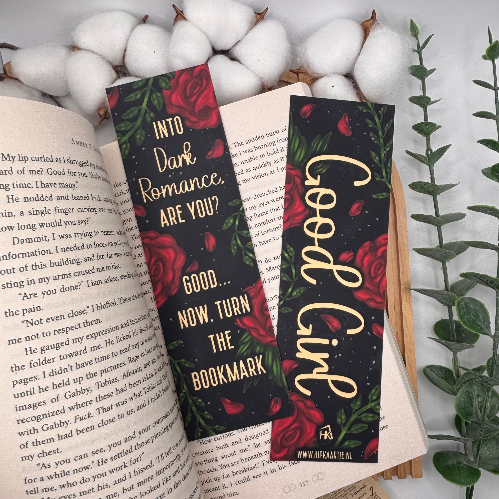 dark romance boekenleger zonder schedel met rozen en bladeren en good girl quote - voorkant en achterzijde met quote