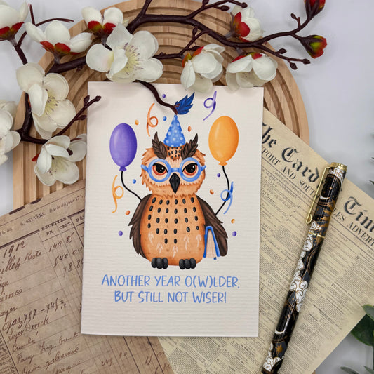 Wenskaart – Another Year Owlder | Kawaii Uil met Ballonnen & Boek