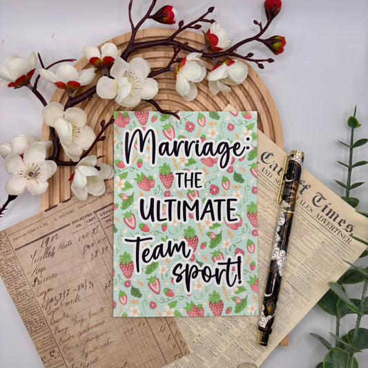 Wenskaart – Marriage: The Ultimate Team Sport | Aardbeien Quote Kaart