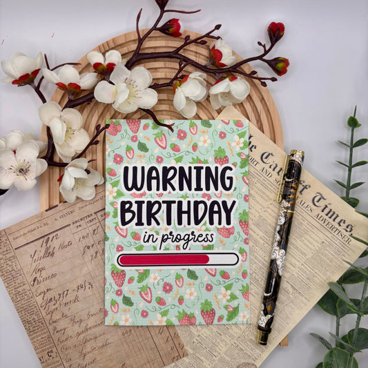 Wenskaart – Warning: Birthday in Progress | Aardbeien Quote Kaart met Laadbalk