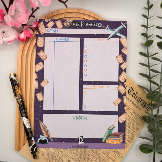 Daily Planner Pad Arcane Tales – A5 fantasy dagplanner met boeken, perkament en zwaarden van Hip Kaartje