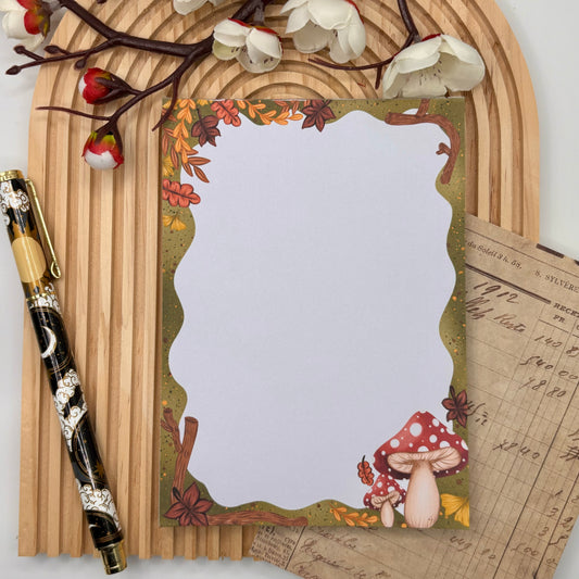 Notitieblok met herfstbladeren, takken en paddenstoelen – Autumn Forest design.