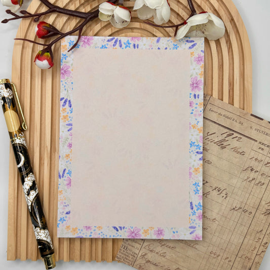 Notitieblok met pastel bloemenrand in zachte tinten – Pastel Blooms design.