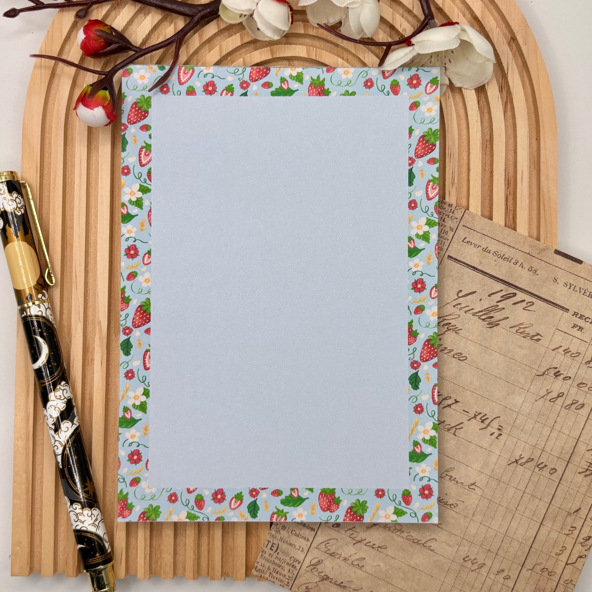 Notitieblok met aardbeien, bloemetjes en blaadjes – Strawberry Fields design.