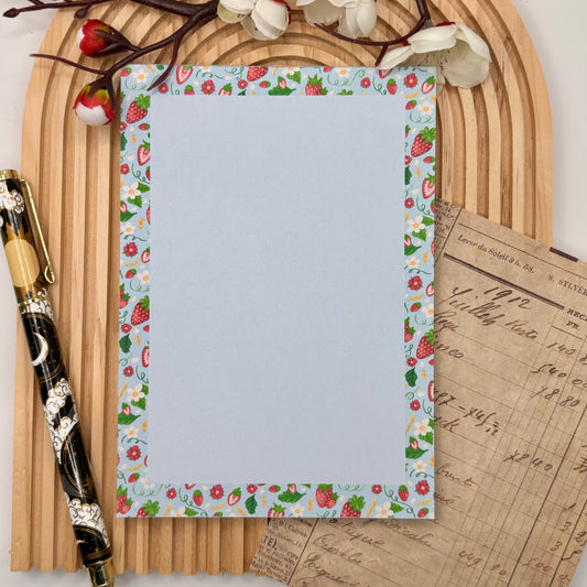Notitieblok met aardbeien, bloemetjes en blaadjes – Strawberry Fields design.