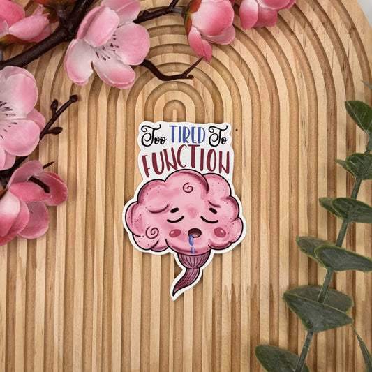 Die-cut sticker van slapend brein met de quote Too Tired to Function.
