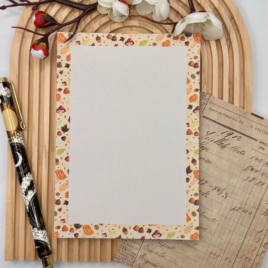 Notitieblok met herfstige border van paddenstoelen, blaadjes en eikeltjes – Woodland Whimsy design.