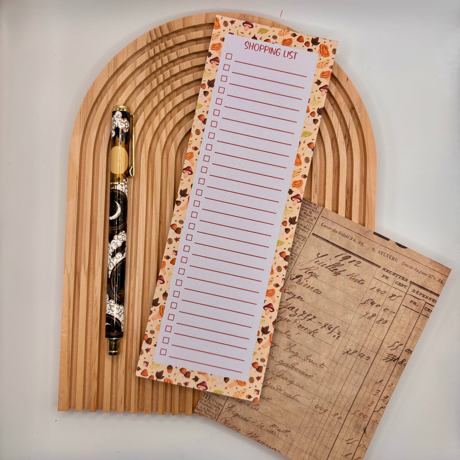 Boodschappenlijst met herfstige border van paddenstoelen, blaadjes en eikeltjes – Woodland Whimsy design.
