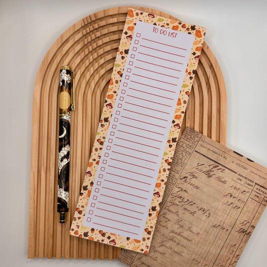 To-do lijst met herfstige border van paddenstoelen, blaadjes en eikeltjes – Woodland Whimsy design.