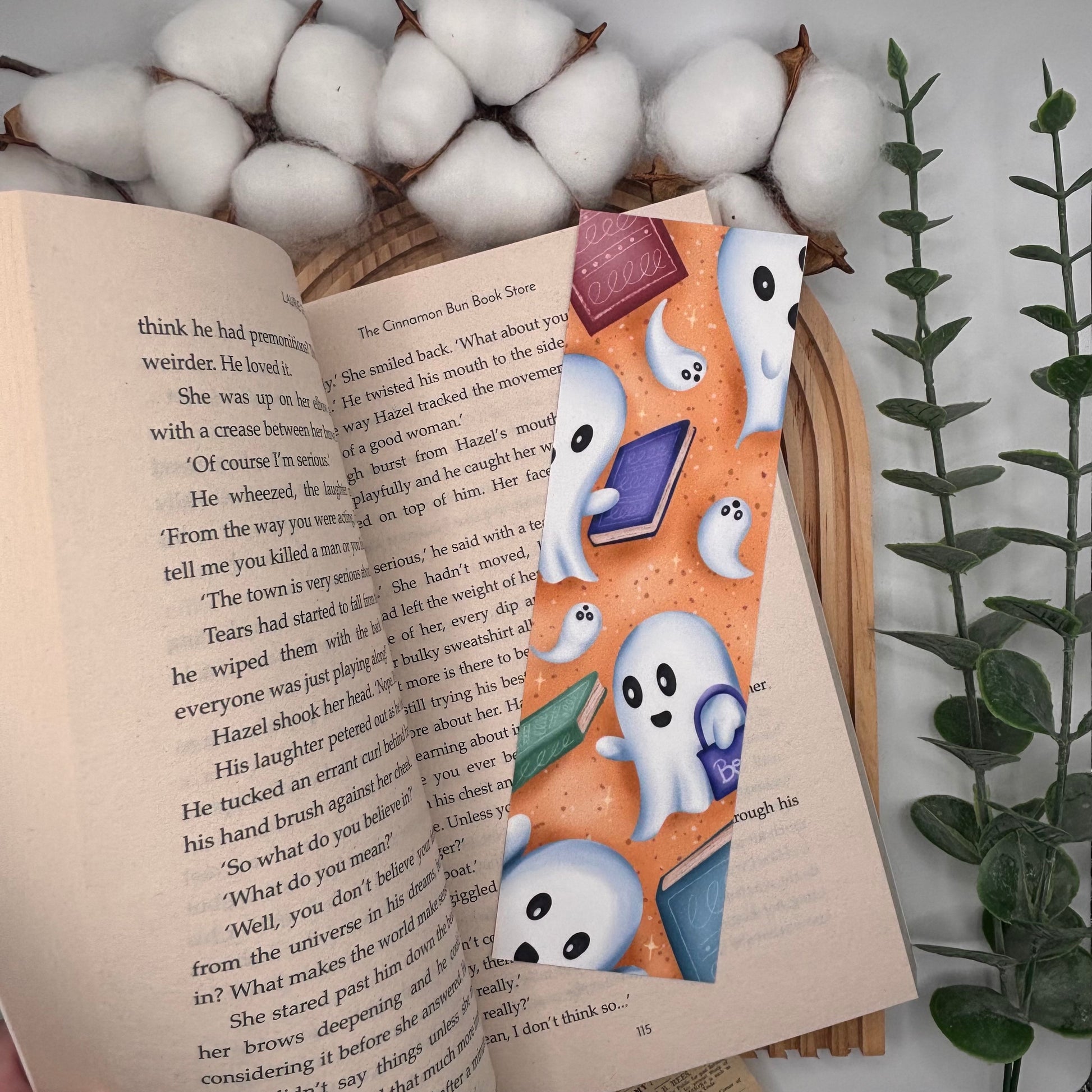 I’m Just Here for the Booooks boekenlegger met boeken en spookjes – voorkant